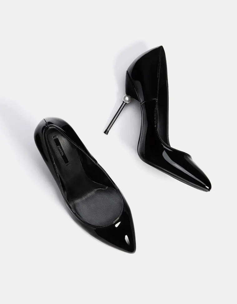 Lakirane salonke s biserom, Bershka, 229,90 kuna