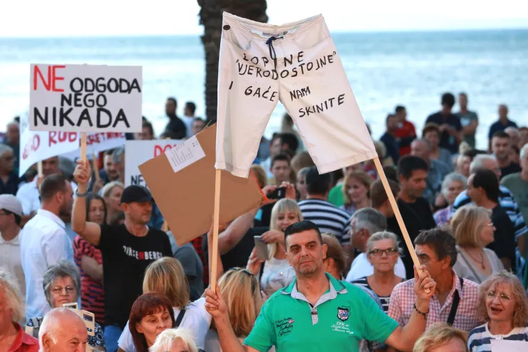 'Lopine vjerodostojne, i gaće nam skinite': Splićani na prosvjedu protiv poreza na nekretnine poručili - DOSTA!