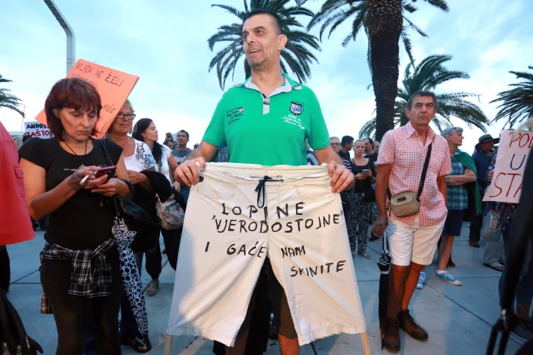 'Lopine vjerodostojne, i gaće nam skinite': Splićani na prosvjedu protiv poreza na nekretnine poručili - DOSTA!