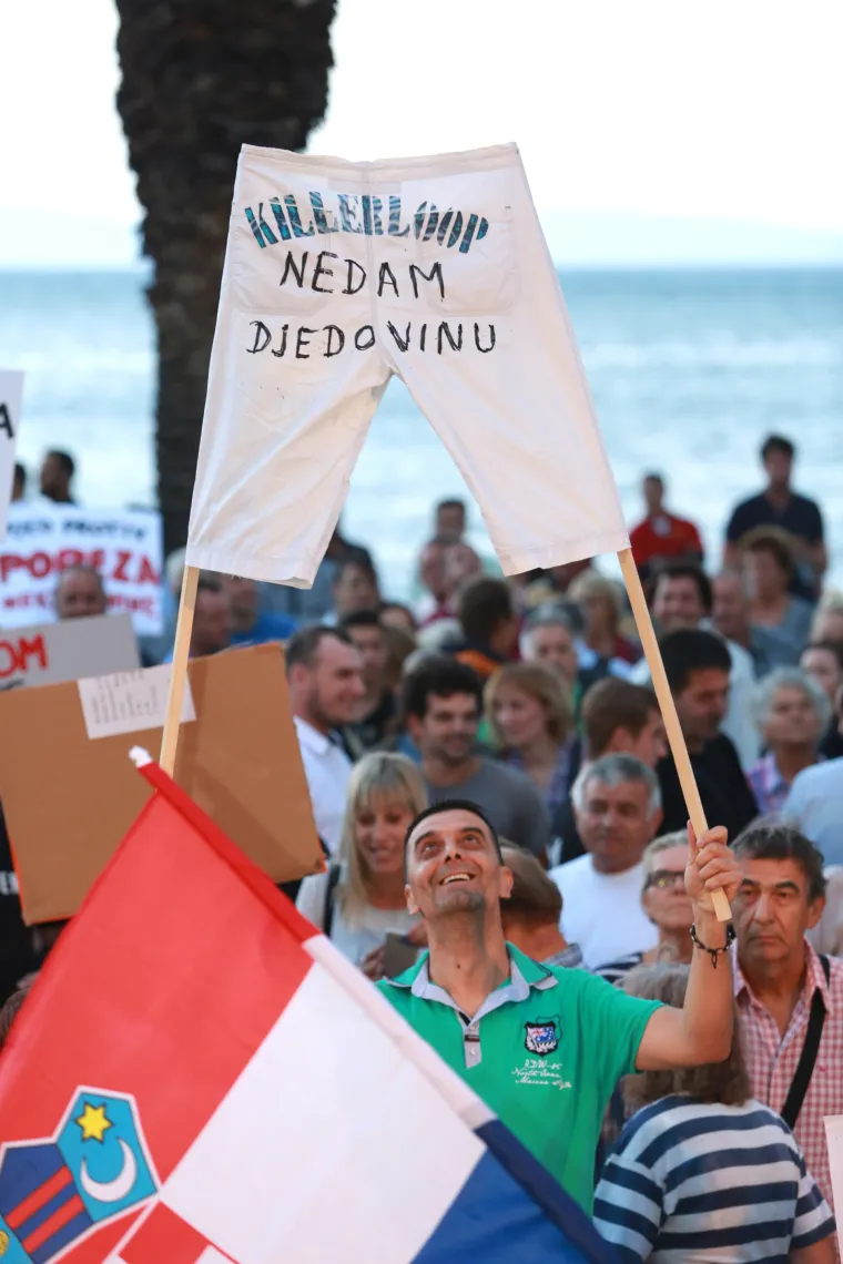 'Lopine vjerodostojne, i gaće nam skinite': Splićani na prosvjedu protiv poreza na nekretnine poručili - DOSTA!