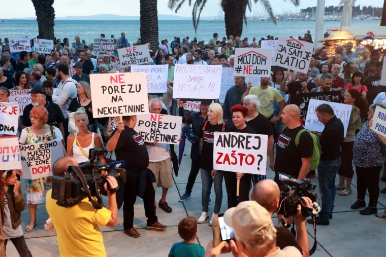 'Lopine vjerodostojne, i gaće nam skinite': Splićani na prosvjedu protiv poreza na nekretnine poručili - DOSTA!