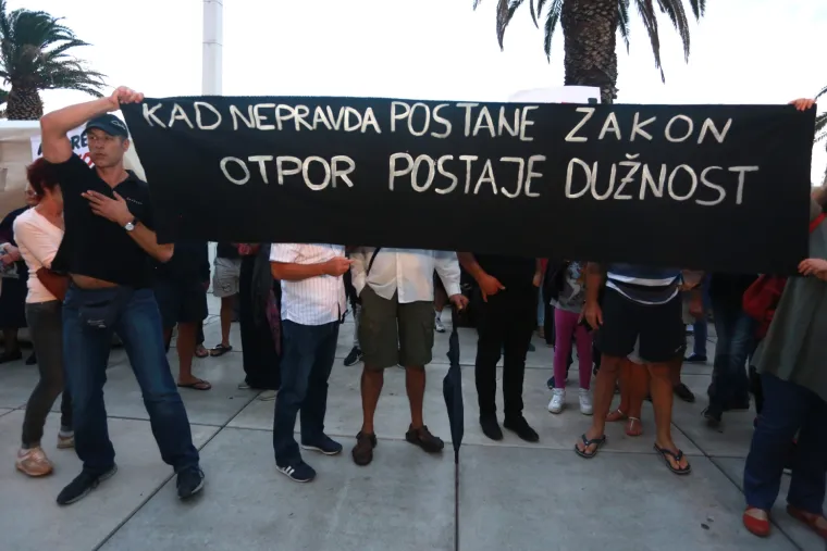 'Lopine vjerodostojne, i gaće nam skinite': Splićani na prosvjedu protiv poreza na nekretnine poručili - DOSTA!