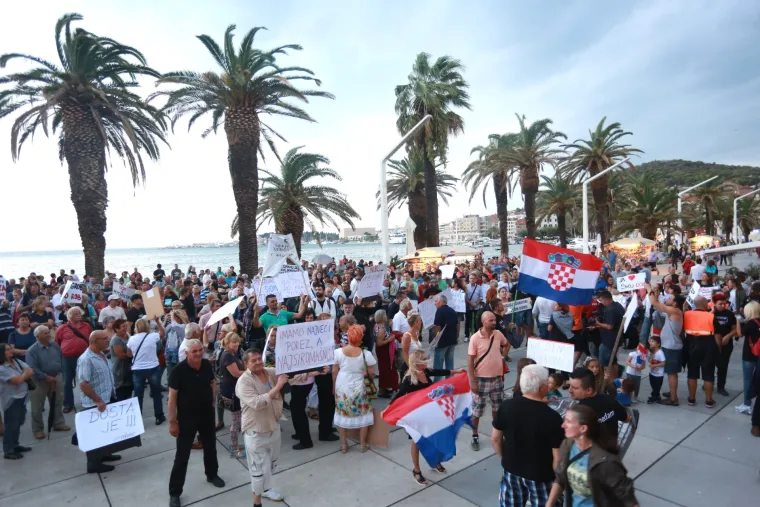 'Lopine vjerodostojne, i gaće nam skinite': Splićani na prosvjedu protiv poreza na nekretnine poručili - DOSTA!