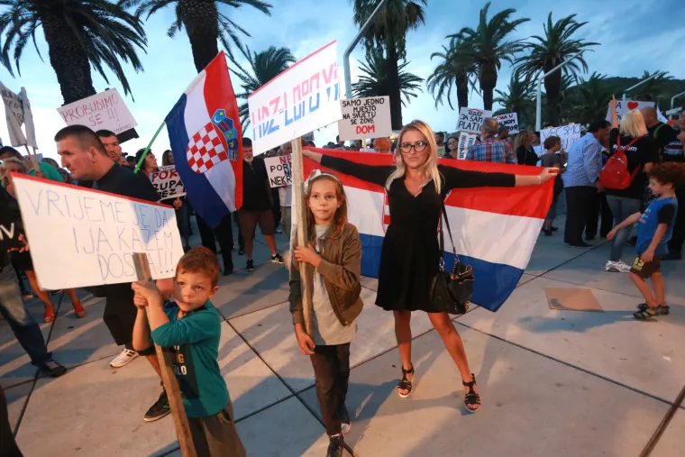 'Lopine vjerodostojne, i gaće nam skinite': Splićani na prosvjedu protiv poreza na nekretnine poručili - DOSTA!