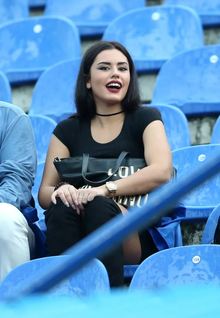 S obzirom na to da su tribine bile gotovo prazne, djevojku je bilo lako zapaziti.