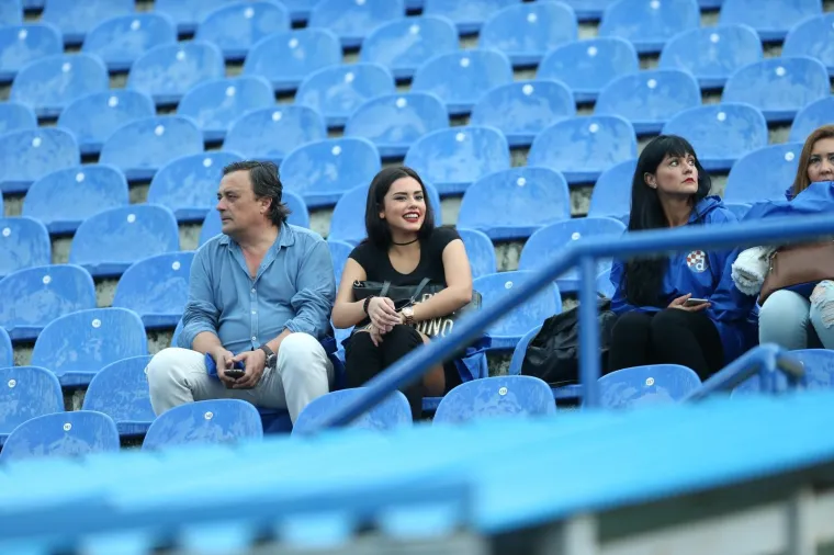 NAJVJERNIJA NAVIJAČICA: Vatrena crnka u seksi haljinici zapalila hladni Maksimir