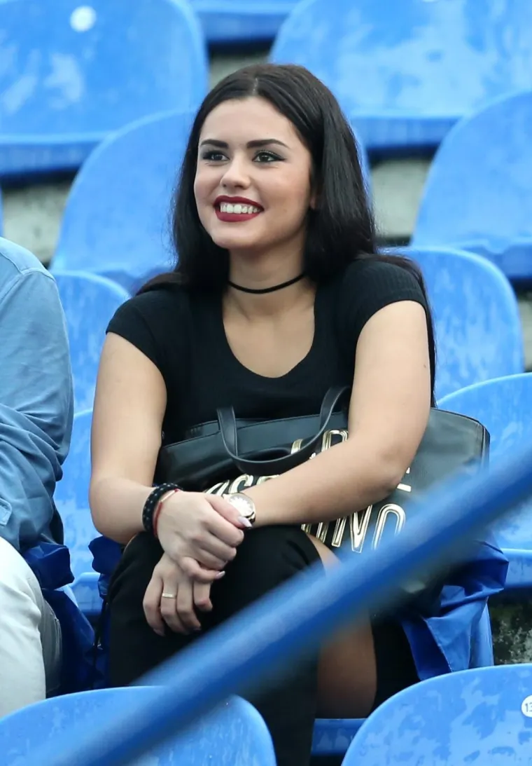 Dugokosa crnka je odjenula usku crnu haljinu i visoke čizme.