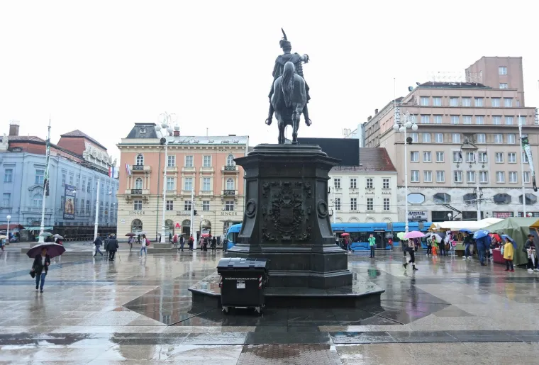 Nesvakida&scaron;nja situacija na glavnom gradskom trgu u Zagrebu gdje je netko ostavio plastični kontejner ispred spomenika banu Josipu Jelačiću.
Photo: Sanjin Strukic/PIXSELL