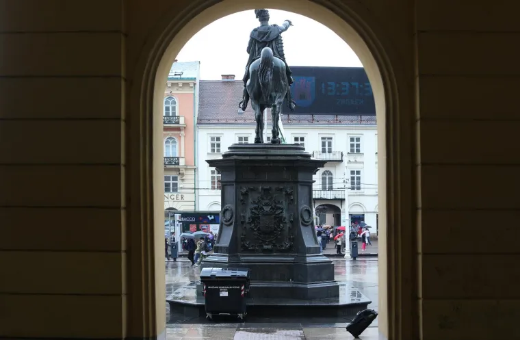 NEOBIČAN PRIZOR NA GLAVNOM ZAGREBAČKOM TRGU: Netko je ostavio kontejner za smeće točno ispred spomenika banu Josipu Jelačiću