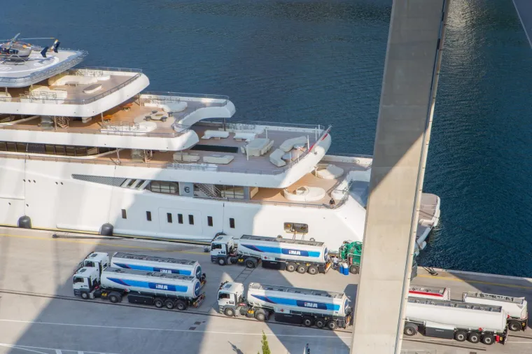 LUKSUZNA MEGAJAHTA ROMANA ABRAMOVIČA U DUBROVNIKU: U Gružu je 'tankali' gorivom 27 sati