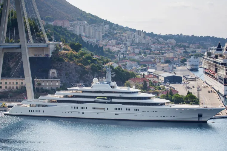 LUKSUZNA MEGAJAHTA ROMANA ABRAMOVIČA U DUBROVNIKU: U Gružu je 'tankali' gorivom 27 sati