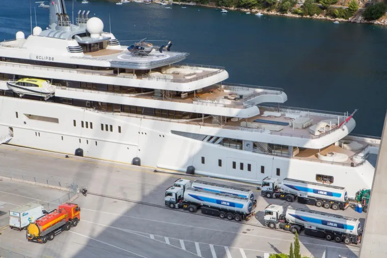 LUKSUZNA MEGAJAHTA ROMANA ABRAMOVIČA U DUBROVNIKU: U Gružu je 'tankali' gorivom 27 sati