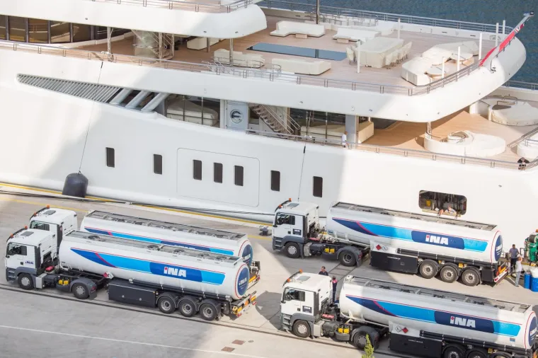 LUKSUZNA MEGAJAHTA ROMANA ABRAMOVIČA U DUBROVNIKU: U Gružu je 'tankali' gorivom 27 sati