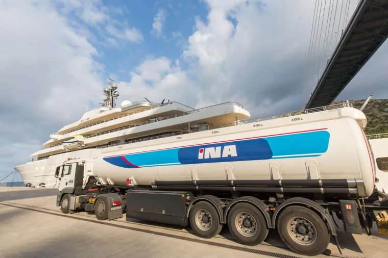 LUKSUZNA MEGAJAHTA ROMANA ABRAMOVIČA U DUBROVNIKU: U Gružu je 'tankali' gorivom 27 sati