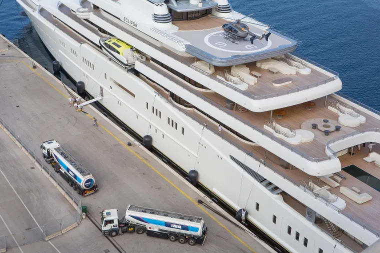 LUKSUZNA MEGAJAHTA ROMANA ABRAMOVIČA U DUBROVNIKU: U Gružu je 'tankali' gorivom 27 sati