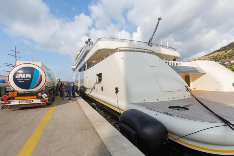 LUKSUZNA MEGAJAHTA ROMANA ABRAMOVIČA U DUBROVNIKU: U Gružu je 'tankali' gorivom 27 sati