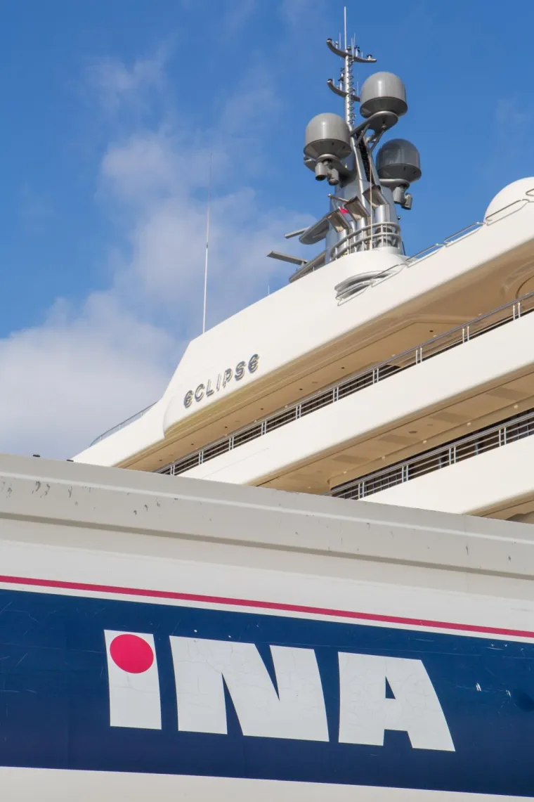 LUKSUZNA MEGAJAHTA ROMANA ABRAMOVIČA U DUBROVNIKU: U Gružu je 'tankali' gorivom 27 sati