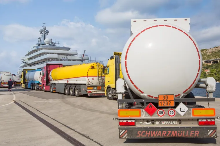 LUKSUZNA MEGAJAHTA ROMANA ABRAMOVIČA U DUBROVNIKU: U Gružu je 'tankali' gorivom 27 sati