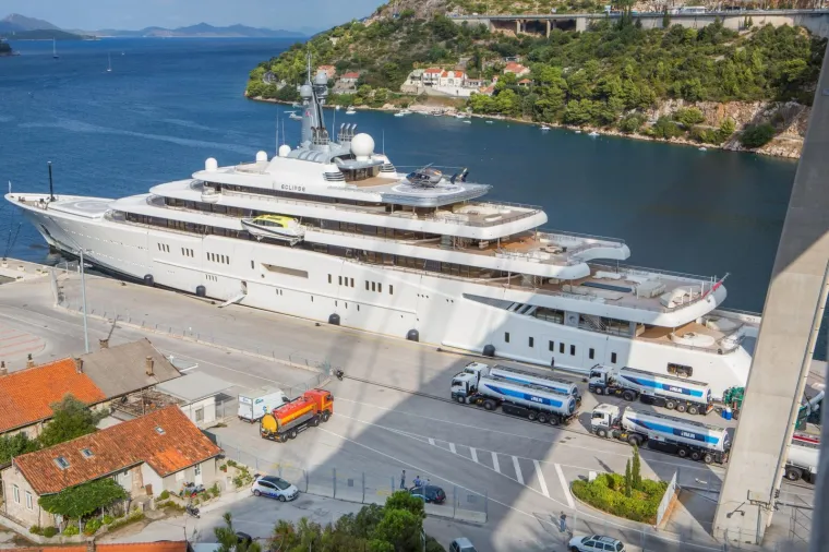 LUKSUZNA MEGAJAHTA ROMANA ABRAMOVIČA U DUBROVNIKU: U Gružu je 'tankali' gorivom 27 sati