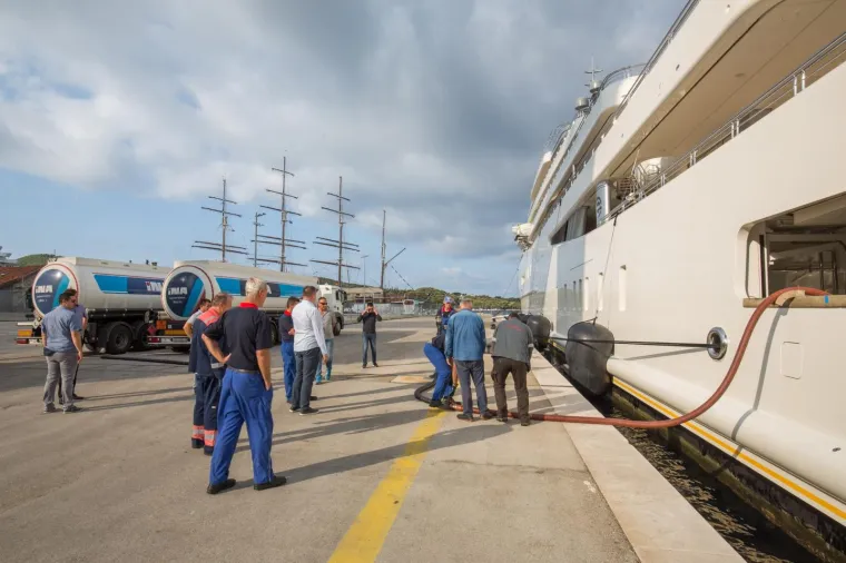 LUKSUZNA MEGAJAHTA ROMANA ABRAMOVIČA U DUBROVNIKU: U Gružu je 'tankali' gorivom 27 sati