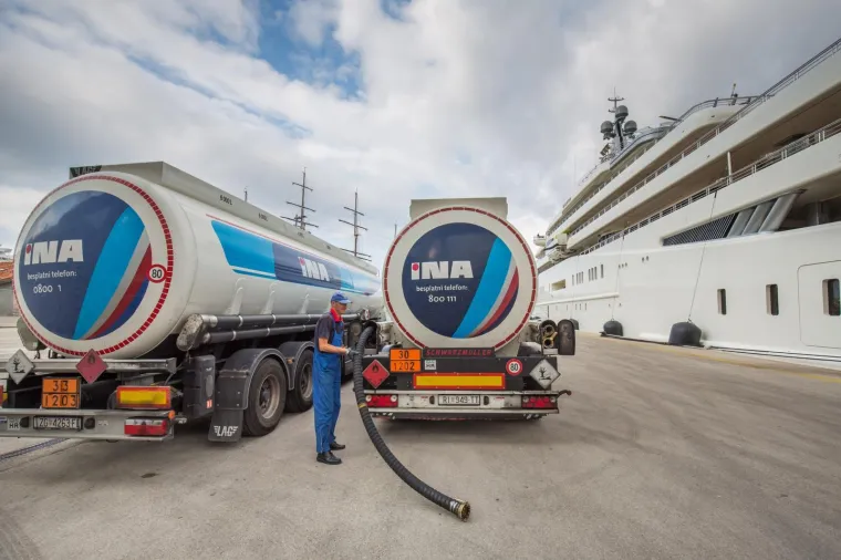 LUKSUZNA MEGAJAHTA ROMANA ABRAMOVIČA U DUBROVNIKU: U Gružu je 'tankali' gorivom 27 sati