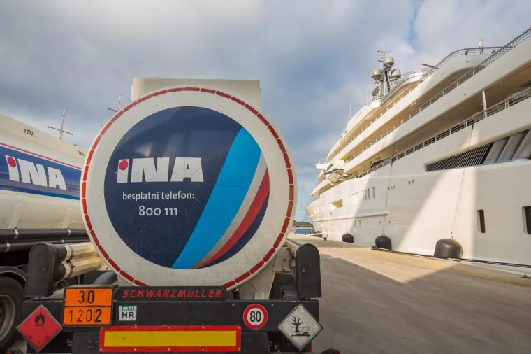 LUKSUZNA MEGAJAHTA ROMANA ABRAMOVIČA U DUBROVNIKU: U Gružu je 'tankali' gorivom 27 sati