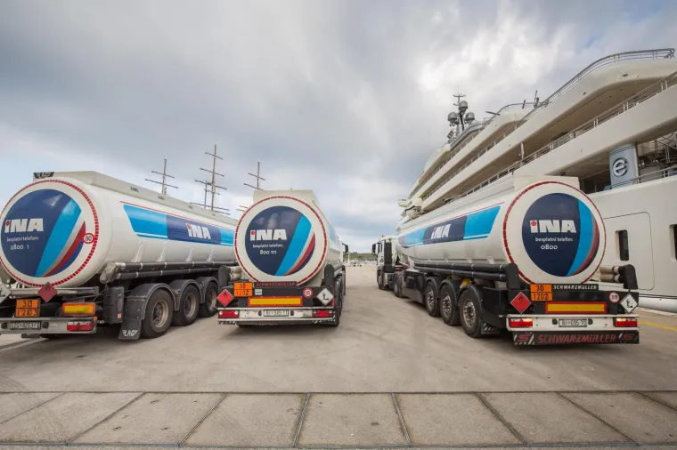 LUKSUZNA MEGAJAHTA ROMANA ABRAMOVIČA U DUBROVNIKU: U Gružu je 'tankali' gorivom 27 sati