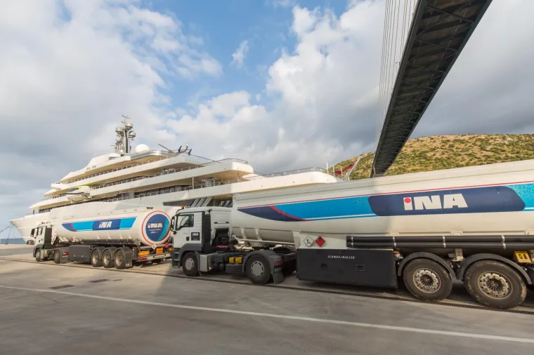 LUKSUZNA MEGAJAHTA ROMANA ABRAMOVIČA U DUBROVNIKU: U Gružu je 'tankali' gorivom 27 sati