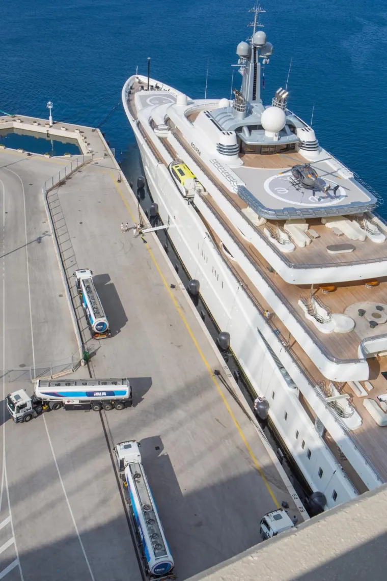 LUKSUZNA MEGAJAHTA ROMANA ABRAMOVIČA U DUBROVNIKU: U Gružu je 'tankali' gorivom 27 sati