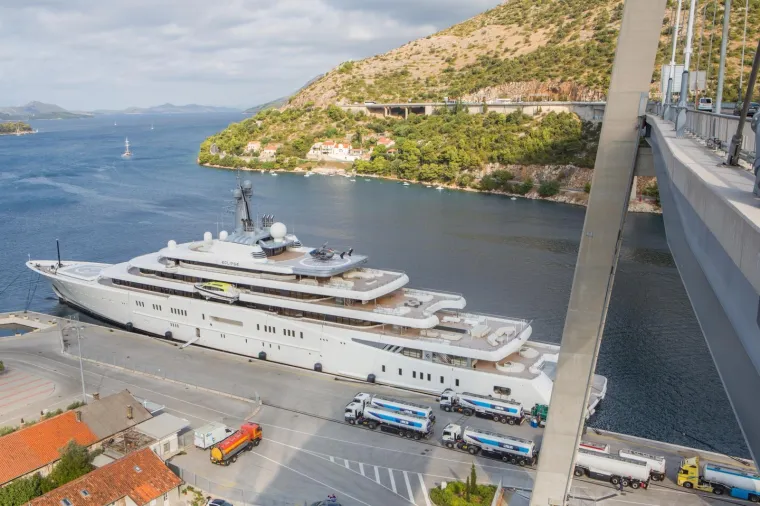 LUKSUZNA MEGAJAHTA ROMANA ABRAMOVIČA U DUBROVNIKU: U Gružu je 'tankali' gorivom 27 sati