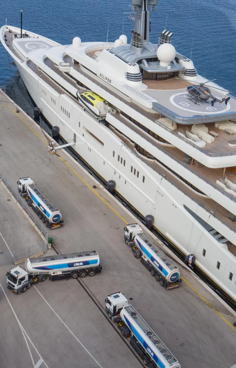 Ove nedjelje u dubrovačku luku Gruž pristala je druga po veličini jahta na svijetu Eclipse. Za opskrbu jahte u vlasni&scaron;tvu ruskog milijardera Romana Abramoviča, dugačke čak 163 metra, bilo je potrebno 25 cisterni eurodizelskog goriva, odnosno 800 tisuća litara, a sama isporuka trajala je 27 sati.