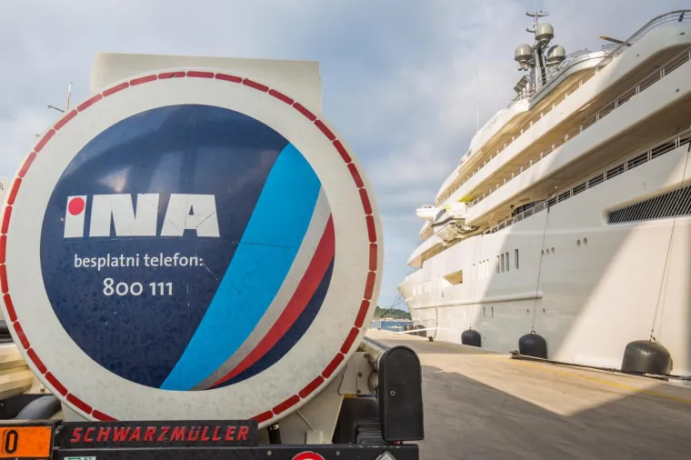 Inine cisterne dovoze naftu za Eclipse jahtu u vlasni&scaron;tvu Romana Abramoviča.