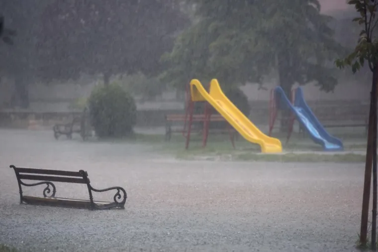 SNAŽNO GRMLJAVINSKO NEVRIJEME ZAHVATILO ZADAR: Obilna ki&scaron;a stvorila velike probleme u prometu, ceste su pod vodom