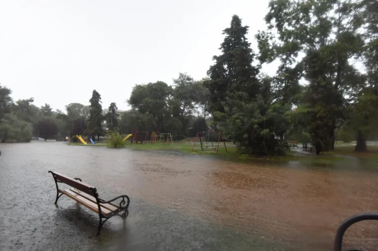 SNAŽNO GRMLJAVINSKO NEVRIJEME ZAHVATILO ZADAR: Obilna ki&scaron;a stvorila velike probleme u prometu, ceste su pod vodom