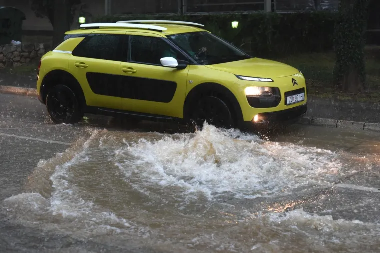 SNAŽNO GRMLJAVINSKO NEVRIJEME ZAHVATILO ZADAR: Obilna ki&scaron;a stvorila velike probleme u prometu, ceste su pod vodom