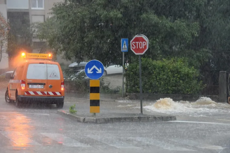 SNAŽNO GRMLJAVINSKO NEVRIJEME ZAHVATILO ZADAR: Obilna ki&scaron;a stvorila velike probleme u prometu, ceste su pod vodom
