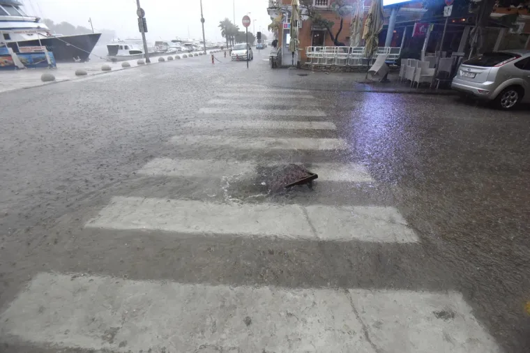 SNAŽNO GRMLJAVINSKO NEVRIJEME ZAHVATILO ZADAR: Obilna ki&scaron;a stvorila velike probleme u prometu, ceste su pod vodom