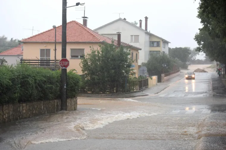 SNAŽNO GRMLJAVINSKO NEVRIJEME ZAHVATILO ZADAR: Obilna ki&scaron;a stvorila velike probleme u prometu, ceste su pod vodom