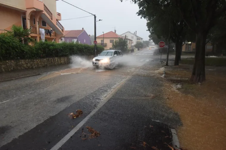 SNAŽNO GRMLJAVINSKO NEVRIJEME ZAHVATILO ZADAR: Obilna ki&scaron;a stvorila velike probleme u prometu, ceste su pod vodom