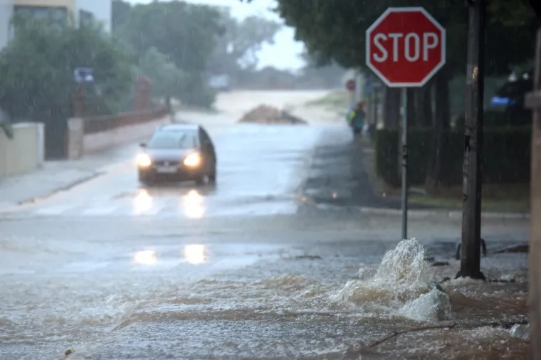 SNAŽNO GRMLJAVINSKO NEVRIJEME ZAHVATILO ZADAR: Obilna ki&scaron;a stvorila velike probleme u prometu, ceste su pod vodom