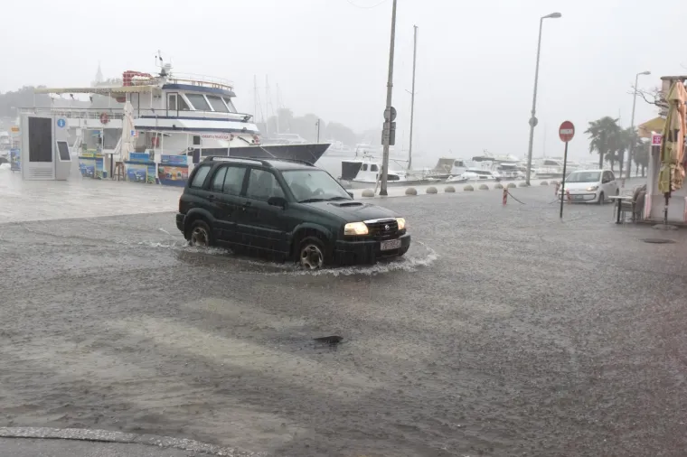 SNAŽNO GRMLJAVINSKO NEVRIJEME ZAHVATILO ZADAR: Obilna ki&scaron;a stvorila velike probleme u prometu, ceste su pod vodom