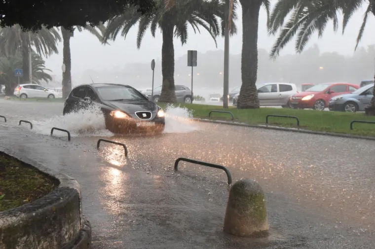 Na Zadar se u ponedjeljak ujutro sručilo jako grmljavinsko nevrijeme. Velik dio grada potopljen je oborinskim vodama koje &scaron;ahtovi ne mogu primiti, a mnoga su vozila ostala bez pogona na cestama.