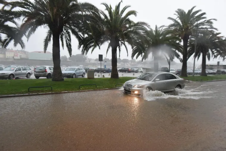 SNAŽNO GRMLJAVINSKO NEVRIJEME ZAHVATILO ZADAR: Obilna ki&scaron;a stvorila velike probleme u prometu, ceste su pod vodom