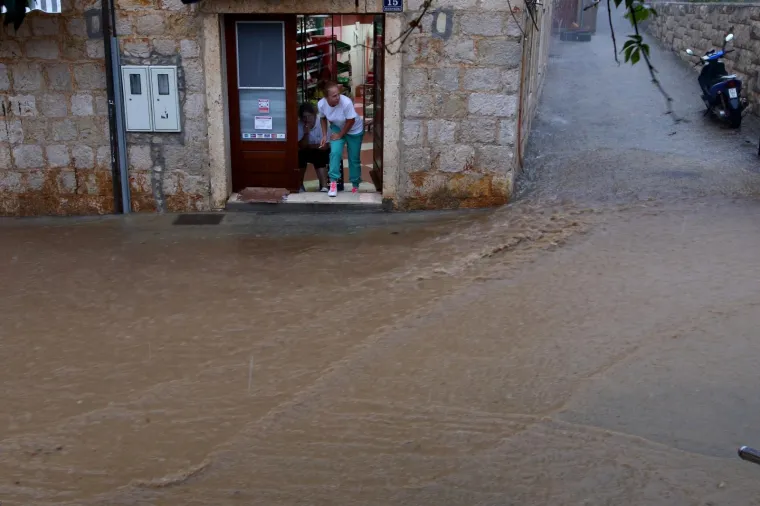 KAOS I NA VISU: Jaka kiša doslovno je potopila Komižu i napravila bujice po cestama