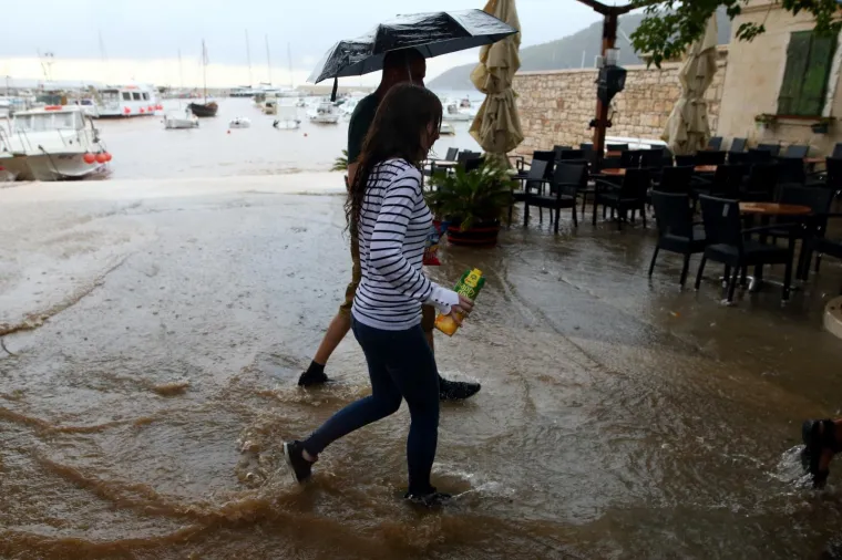 Veliko nevrijeme i jaka kiša koji su pogodili Dalmaciju zahvatili su i otok Vis. U gradu Komiži jaka kiša napravila je bujice po prometnicama.
