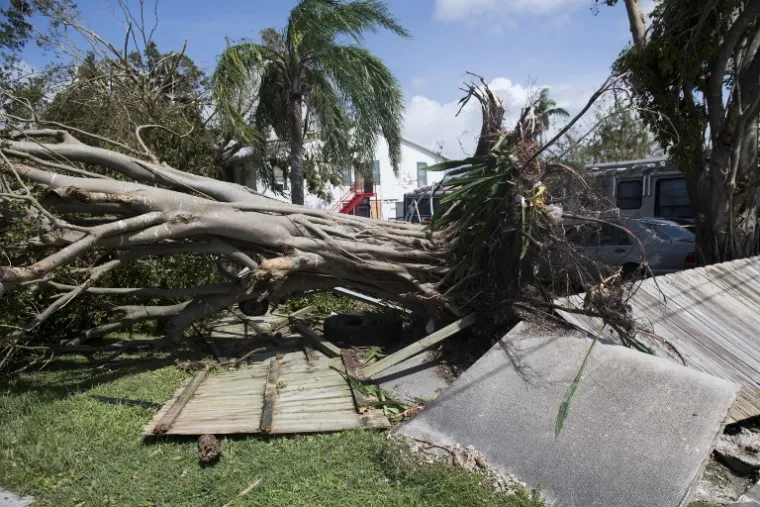 Službe spa&scaron;avanja krenule su u akciju nakon &scaron;to su se dolaskom dana ukazali razmjeri &scaron;tete na Floridi iza uragana Irma koji je u međuvremenu oslabio u tropsku oluju.