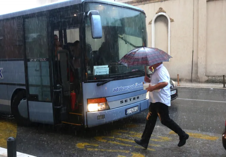 KIŠA POPLAVILA I ŠIBENIK: Veliki pljusak poplavio dijelove grada i izazvao prometni kolaps