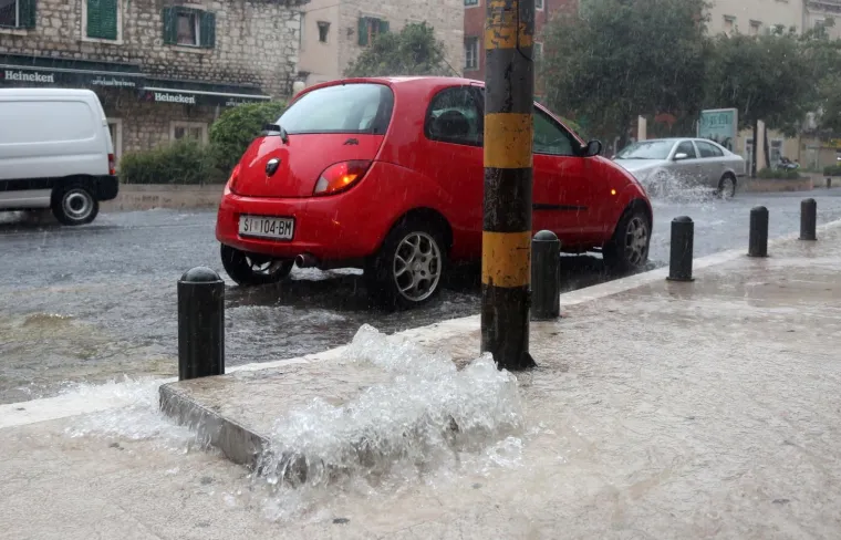 KIŠA POPLAVILA I ŠIBENIK: Veliki pljusak poplavio dijelove grada i izazvao prometni kolaps
