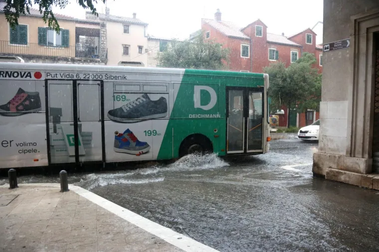 KI&Scaron;A POPLAVILA I &Scaron;IBENIK: Veliki pljusak poplavio dijelove grada i izazvao prometni kolaps