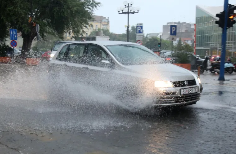 KI&Scaron;A POPLAVILA I &Scaron;IBENIK: Veliki pljusak poplavio dijelove grada i izazvao prometni kolaps